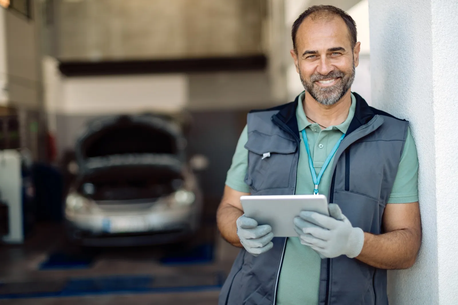 Gutachter mit Tablet in der Werkstatt